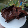 twee grote vegan brownies, op een wit bordje